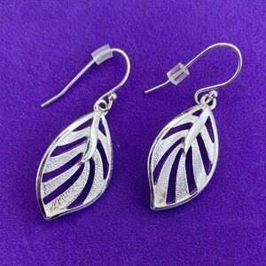 💛 Classic Sterling Silver Leaf Earrings